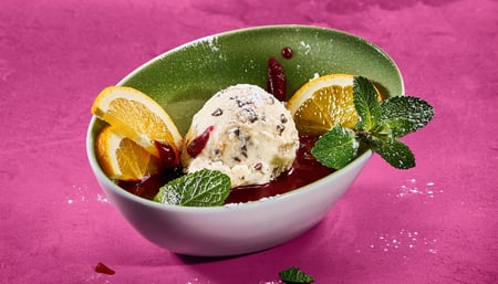 Lausbub mit Heissgetränk